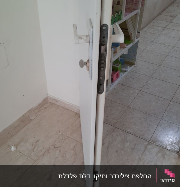דלת לבנה עם מנעול ובריחים חשופים